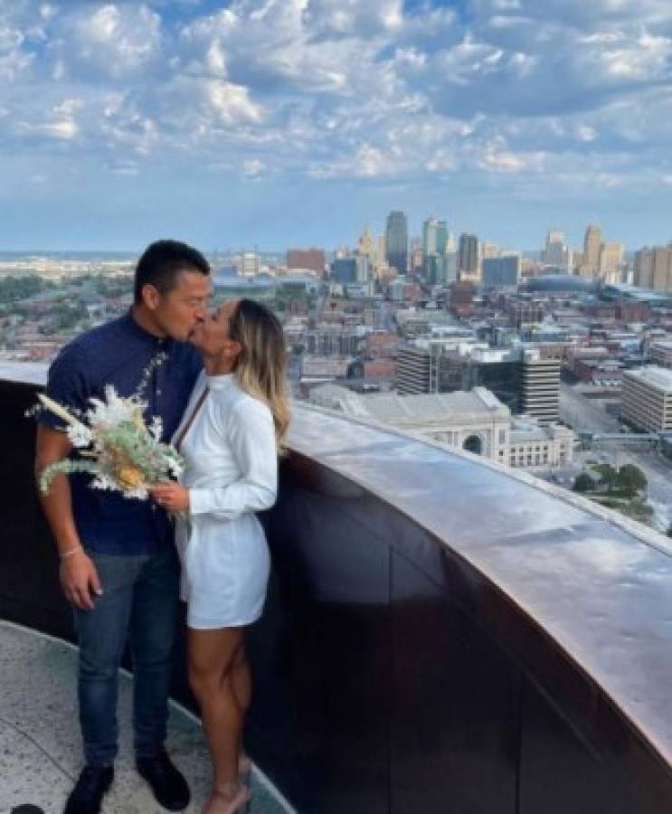 Le dijo 'yes': La bella futbolista de Estados Unidos que se casó con Roger Espinoza