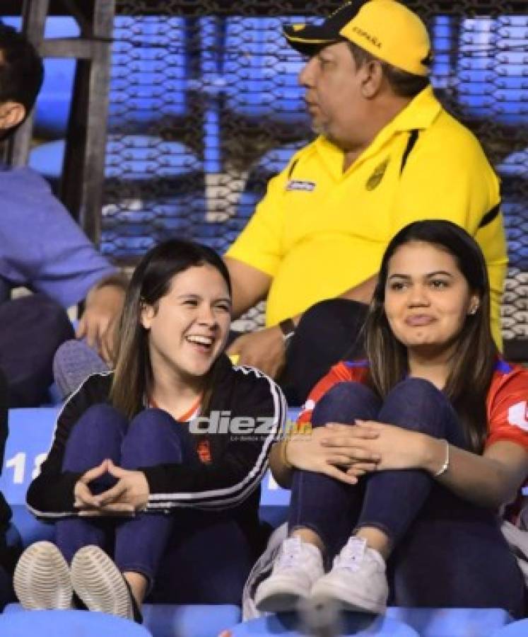 Hermosas chicas adornan la final Olimpia-Real España en el estadio Olímpico