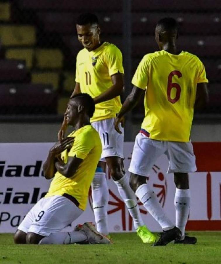 Ecuador's Jhon Cifuente (L) celebrates after scoring against Panama during a friendly football match at the Rommel Fernandez in Panama City on November 20, 2018. (Photo by Luis ACOSTA / AFP)