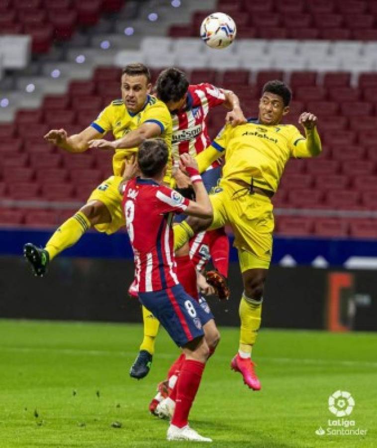 Fotos: Choco Lozano mete garra ante el Atlético, pero el Cádiz se lleva una paliza del Wanda