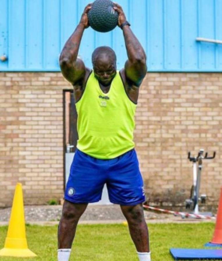 Akinfenwa, el futbolista más fuerte del mundo, quiere pelear en la WWE: ''Solo puede haber una bestia''