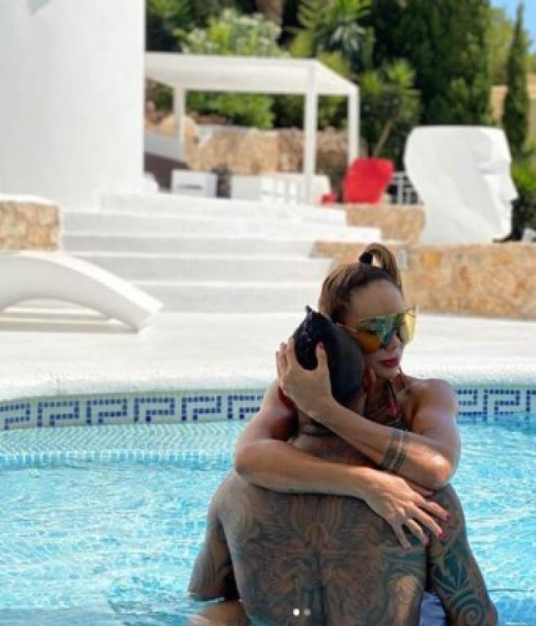 Sol, arena, playa y derroche de belleza de la esposa de Arturo Vidal en sus vacaciones en Ibiza