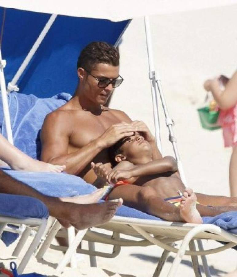 Fotos: Cristiano Ronaldo disfruta de sus vacaciones junto a su hijo