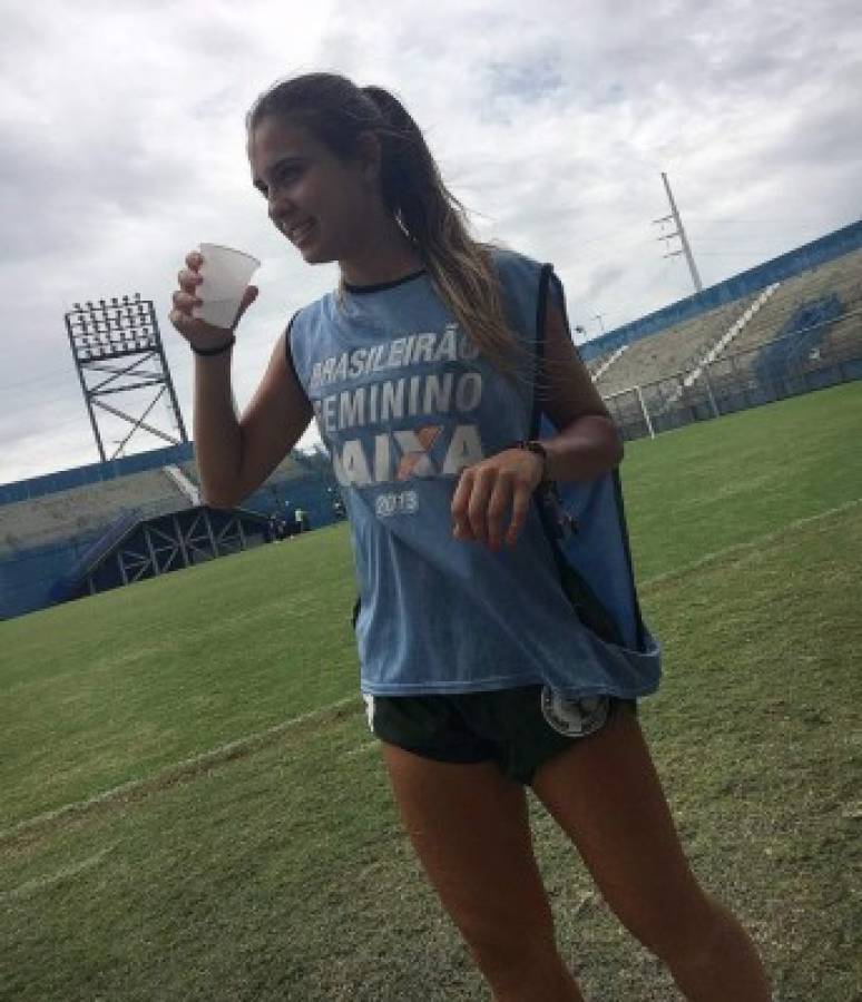 Djenifer Becker, la futbolista perfecta, es una muñeca y brillante en la cancha