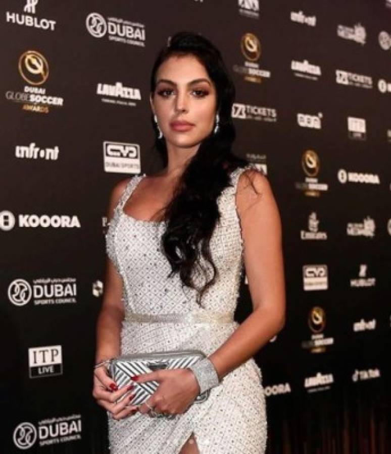 Georgina Rodríguez deslumbra en la gala de los premios Globe Soccer Awards con un sensual vestido