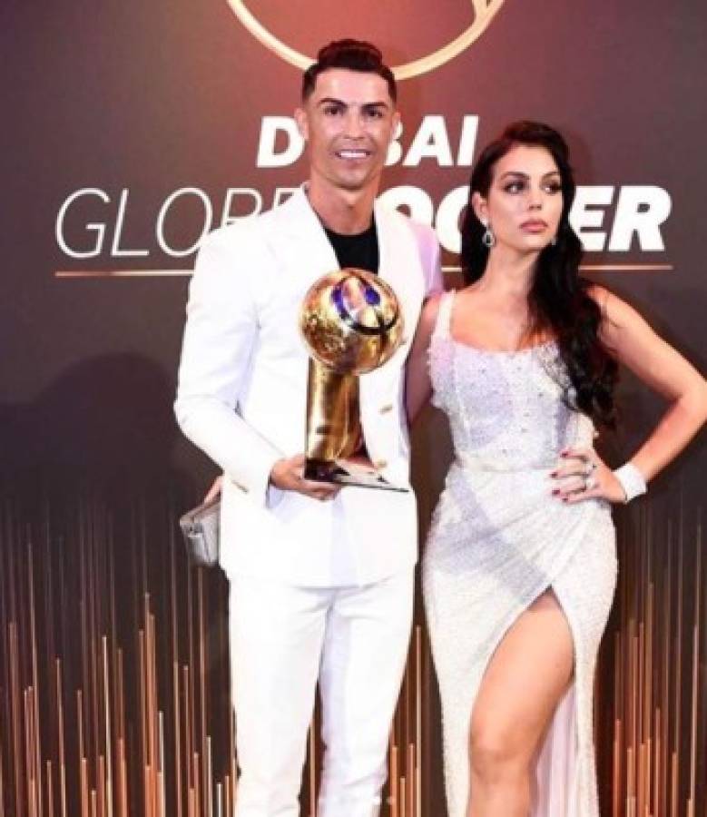 Georgina Rodríguez deslumbra en la gala de los premios Globe Soccer Awards con un sensual vestido