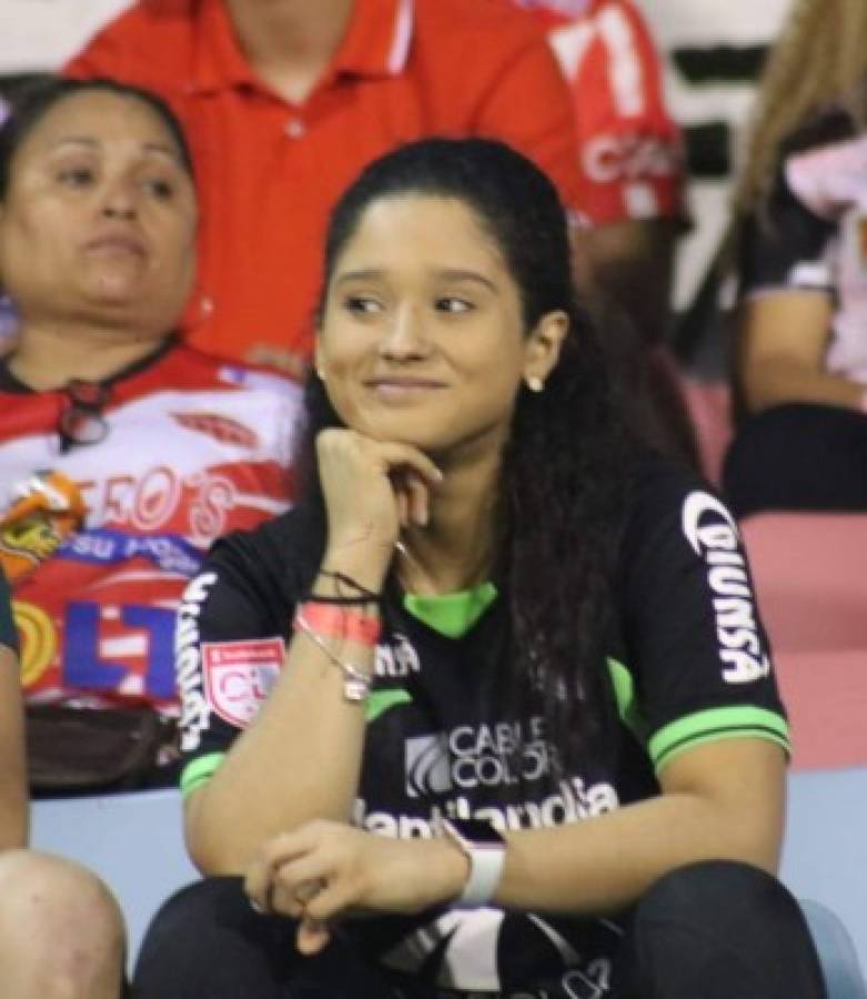 El estadio Ceibeño se llenó de chicas muy lindas en el Vida ante Marathón