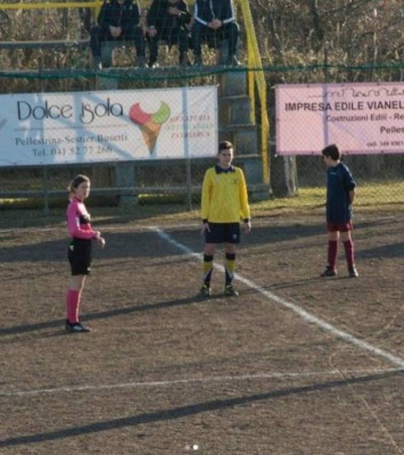 ¡Vergonzoso! Jugador se baja la calzoneta delante de una árbitro italiana en pleno juego