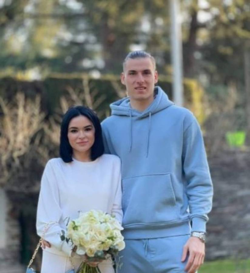 Futbolista del Real Madrid estalla las redes tras casarse con sexi influencer... ¡y en ropa deportiva!