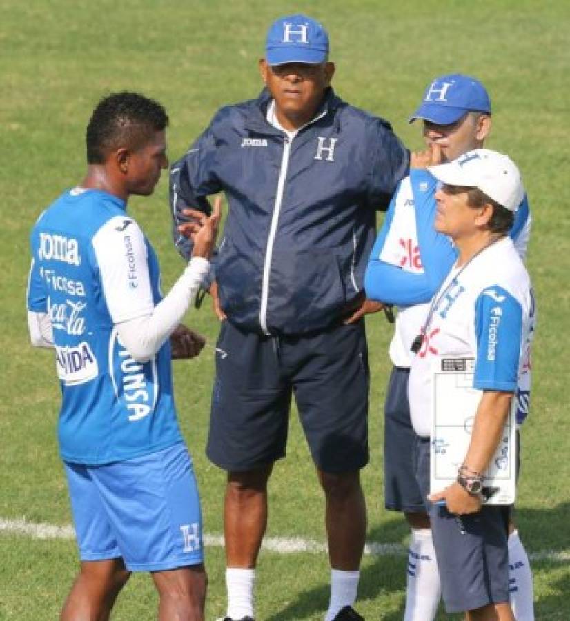 El delantero de la SelecciÃ³n de Honduras, Carlo Costly, inicio los trabajos de este martes en Comayagua con terapia del quinesiÃ³logo Gerardo MejÃ­a para despuÃ©s trotar. Carlo Costly microciclo SelecciÃ³n de Honduras jornada eliminatoria ante El Salvador- Jorge Luis Pinto, entrenador de la SelecciÃ³n Nacional de Honduras- Roy Posas preparador de porteros de la Bicolor- Amado Guevara