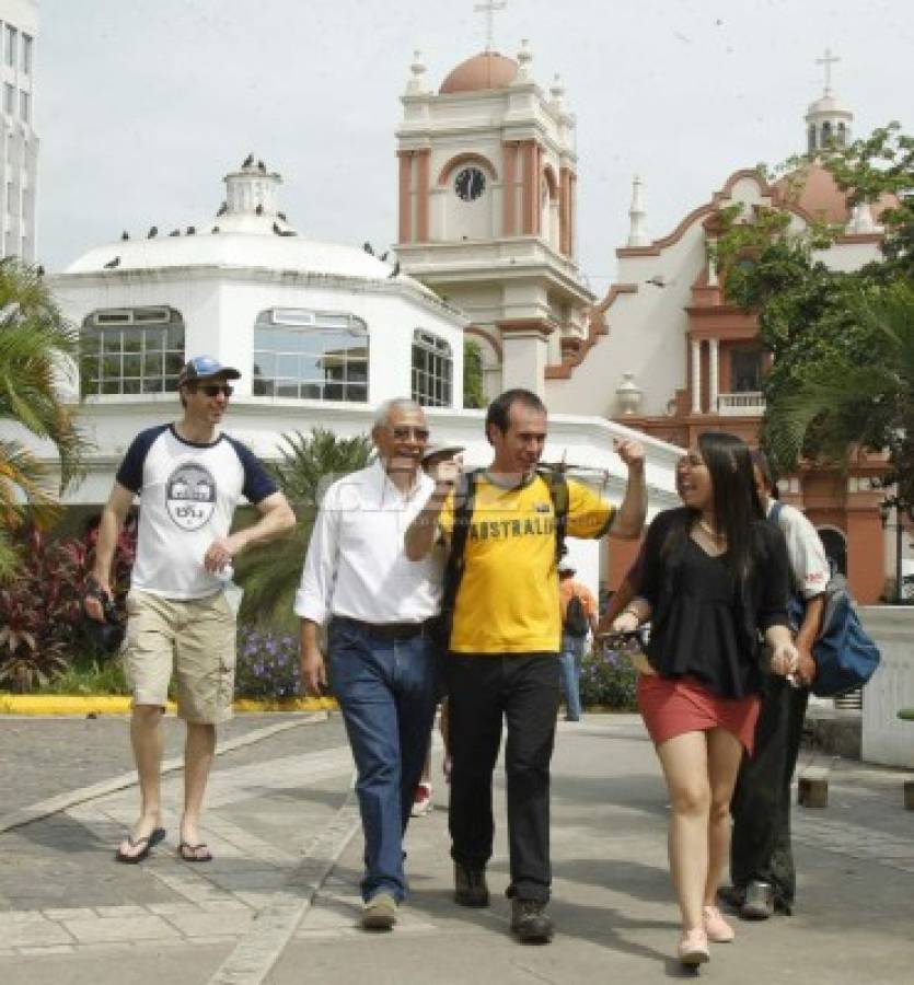 Aficionados australianos bailan punta y comen baleadas en San Pedro Sula