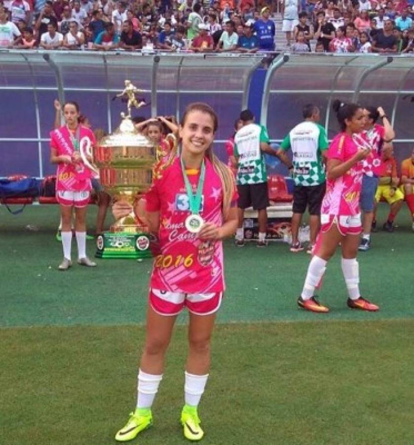 Djenifer Becker, la futbolista perfecta, es una muñeca y brillante en la cancha