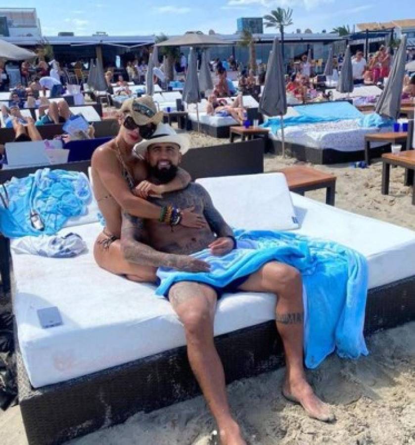 Sol, arena, playa y derroche de belleza de la esposa de Arturo Vidal en sus vacaciones en Ibiza