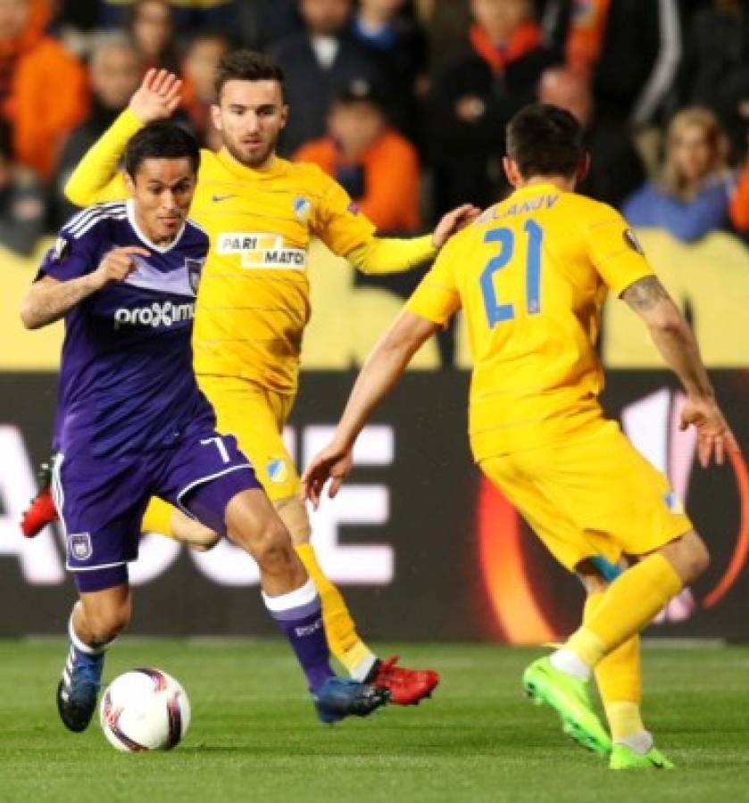 Anderlecht's Honduran midfielder Andy Najar (L) dribbles past Apoel's Greek midfielder Giannis Gianniotas (C) and Bulgarian defender Zhivko Milanov (R) during the Europa League round of 16 football match between APOEL Nicosia vs R.S.C. Anderlecht at the Neo GSP Stadium in Nicosia on March 9, 2017. / AFP PHOTO / SAKIS SAVVIDES