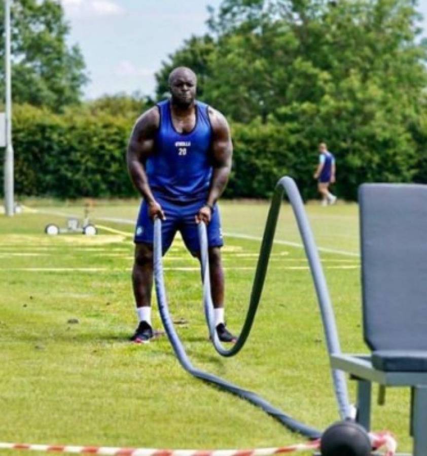 Akinfenwa, el futbolista más fuerte del mundo, quiere pelear en la WWE: ''Solo puede haber una bestia''