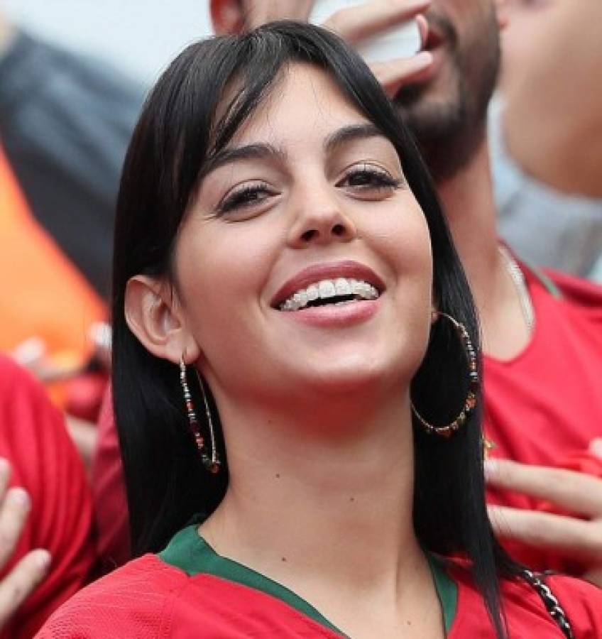 ¡Muy sexy y en faldita! Georgina, la novia de Cristiano, se roba las miradas en Rusia