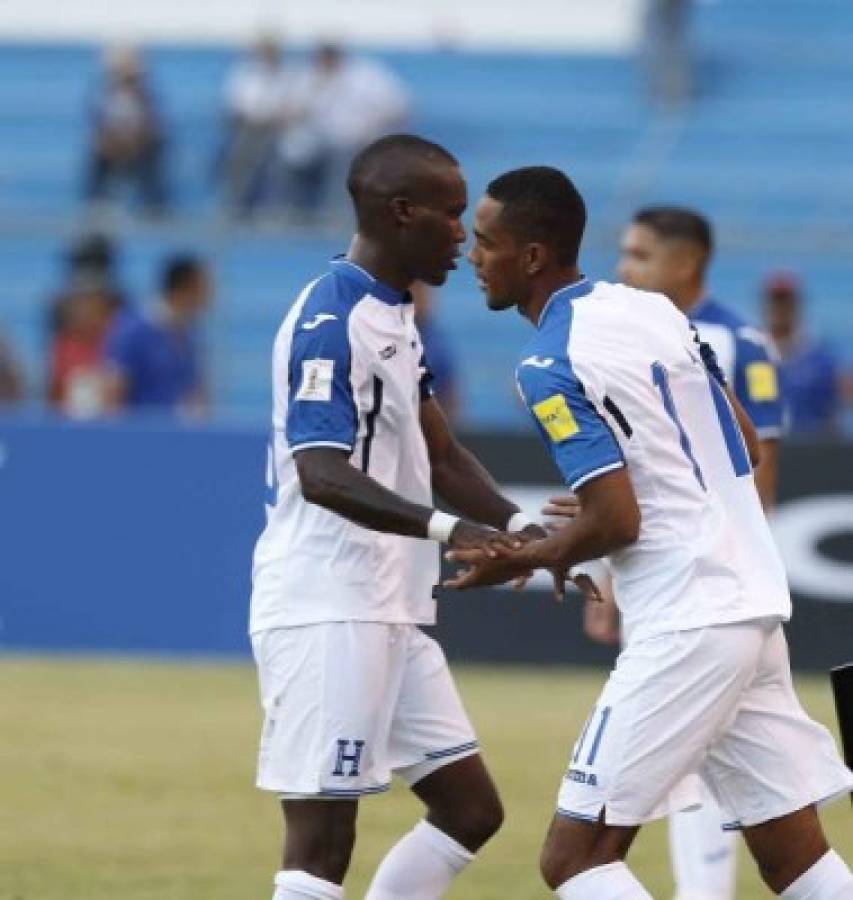 Jerry Bengtson, jugador de la Seleccion Nacional sale de titular en el partido contra Mexico 2015.