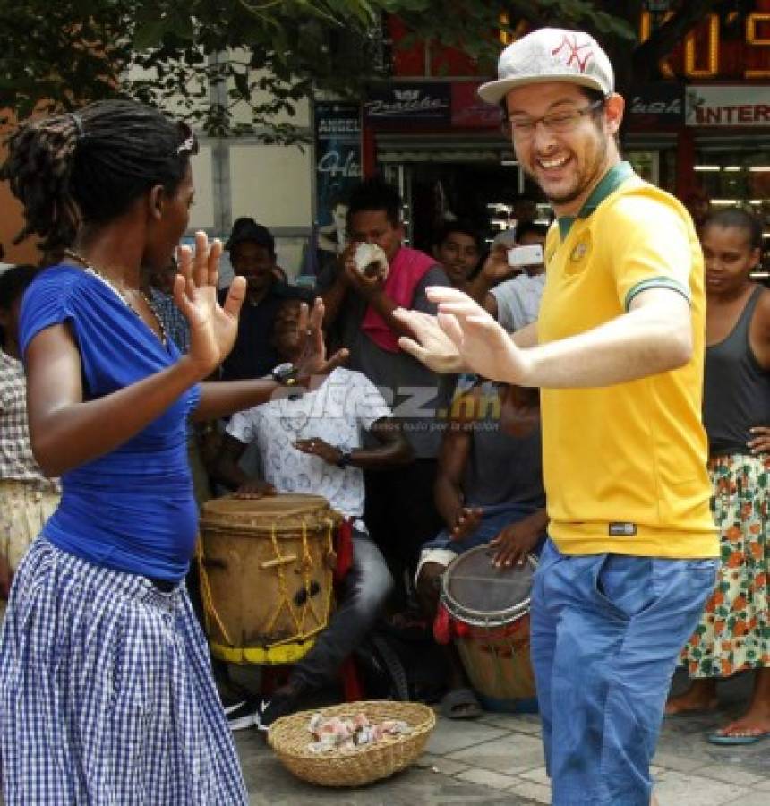 Aficionados australianos bailan punta y comen baleadas en San Pedro Sula