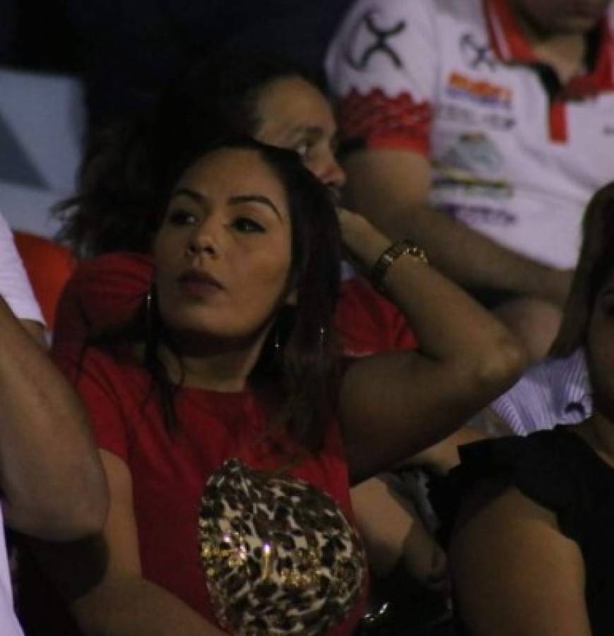 El estadio Ceibeño se llenó de chicas muy lindas en el Vida ante Marathón