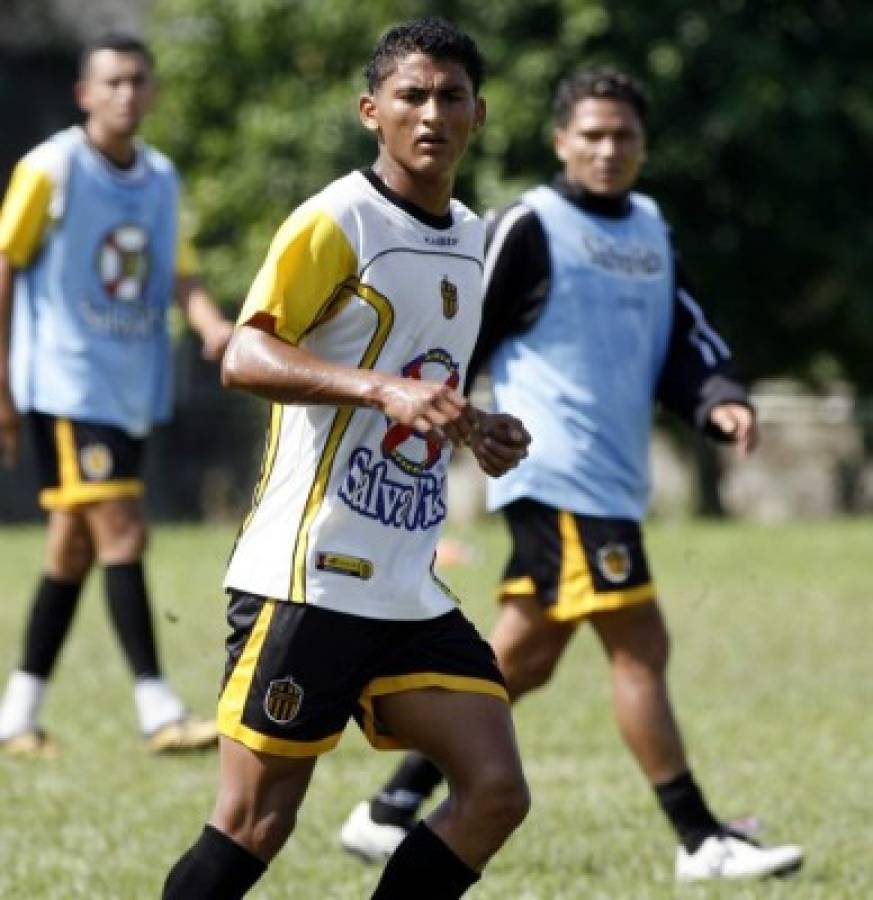 Los futbolistas hondureños que a muy temprana edad colgaron los botines