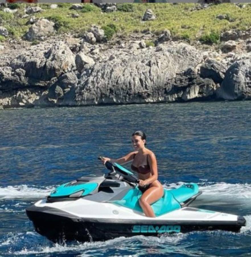 Georgina Rodríguez deslumbra en sus vacaciones con Cristiano Ronaldo en un yate de lujo