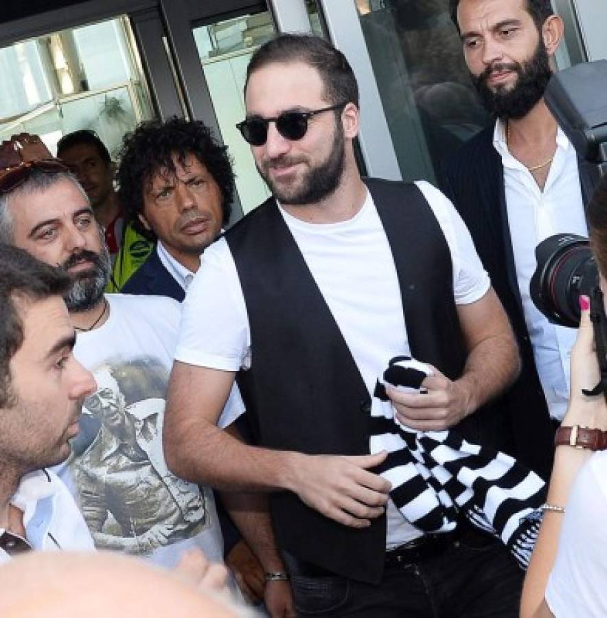 Fotos: Gonzalo Higuaín, recibido como una celebridad en Turín