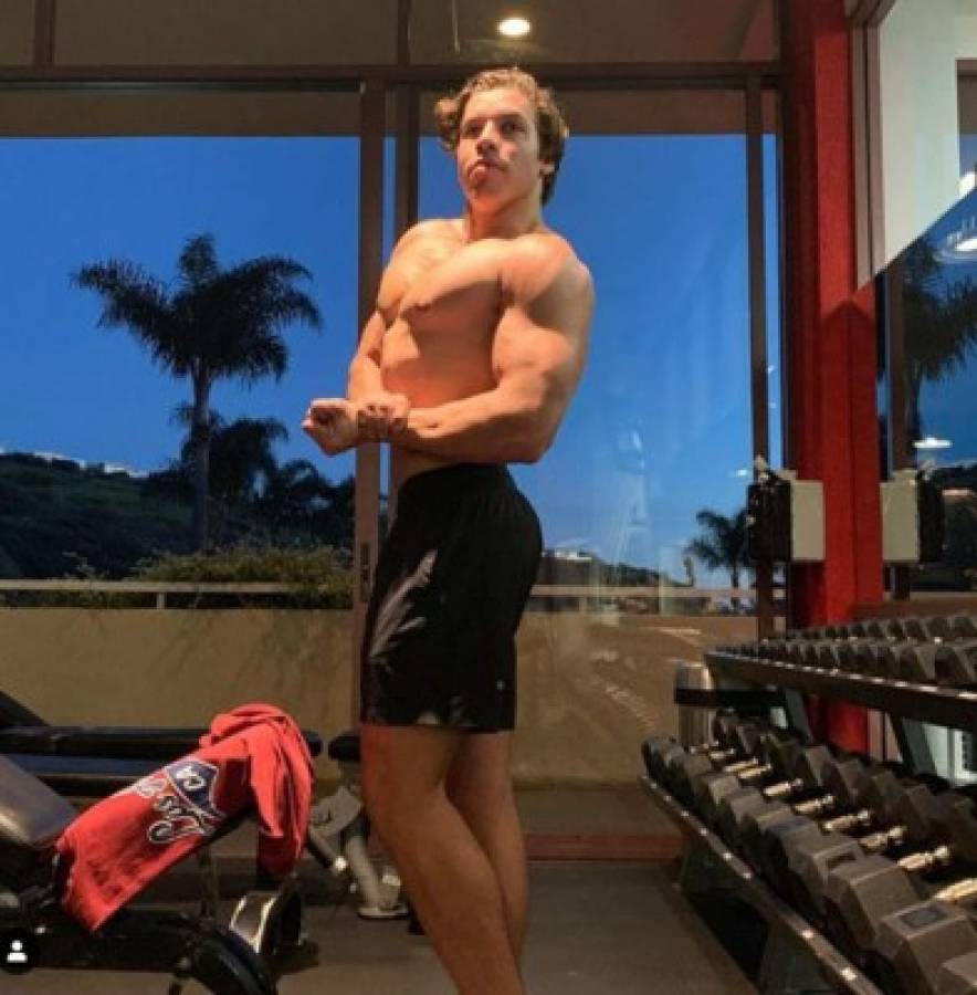 Tras los pasos de su padre: El tremendo físico del hijo de Schwarzenegger, hincha del Barcelona  