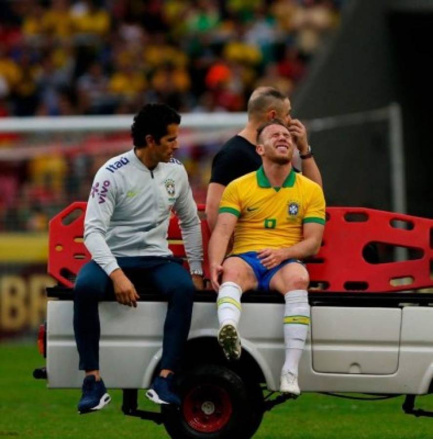 FOTOS: Así salió llorando Arthur luego que Romell Quioto lo lesionara en el Brasil-Honduras