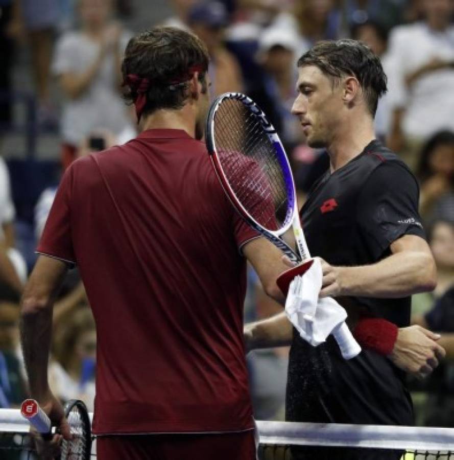 JSX32. NUEVA YORK (EE.UU.), 03/09/2018.- El australiano John Millman (d) saluda al suizo Roger Federer (i) tras derrotarlo hoy, lunes 3 de septiembre de 2018, en el octavo día del Abierto de Tenis de Estados Unidos en el Centro Nacional de Tenis USTA en Flushing Meadows en Nueva York (EE.UU.). EFE/JASON SZENES