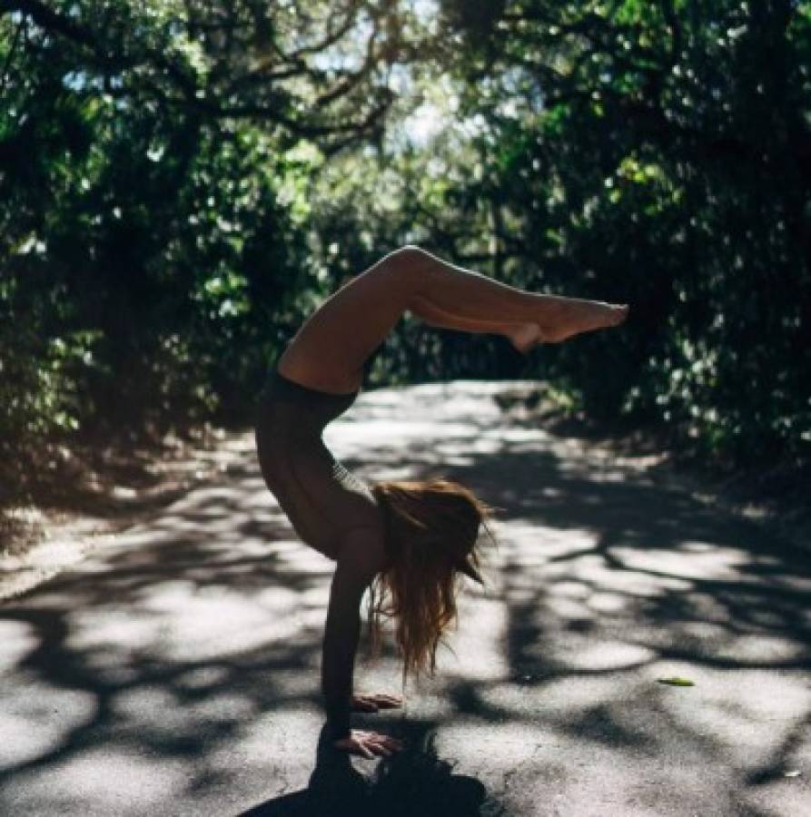 Nikkii Bear, la sexi instructora de yoga que quisieras tener de maestra