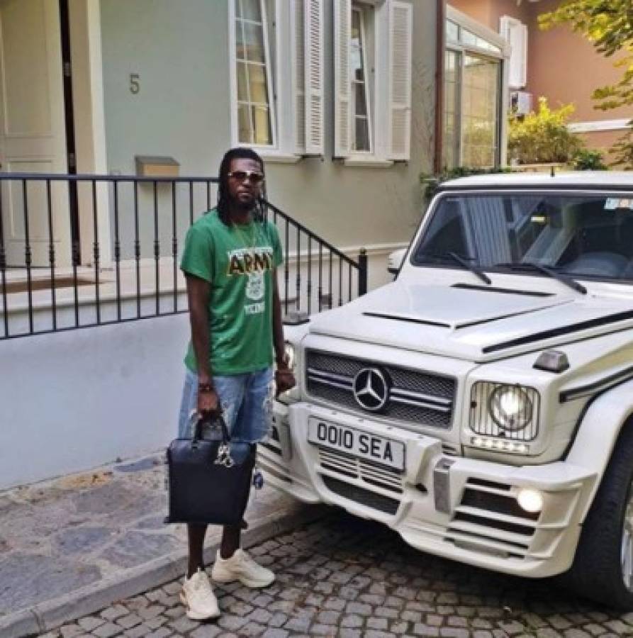 Hasta duerme con ellos: La increíble flota de autos de Emmanuel Adebayor