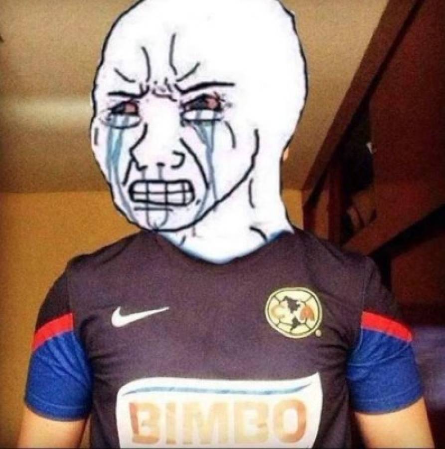 Raúl Gudiño, protagonista en el Clásico Nacional de México y en los mejores memes del partido