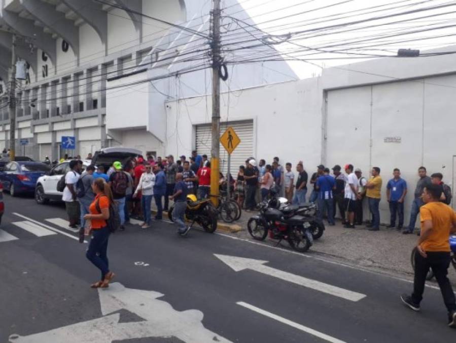 ¡Locura! Aficionados se vuelcan a comprar boletos para el Marathón-Olimpia