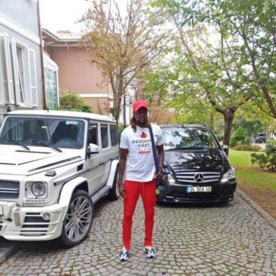 Hasta duerme con ellos: La increíble flota de autos de Emmanuel Adebayor