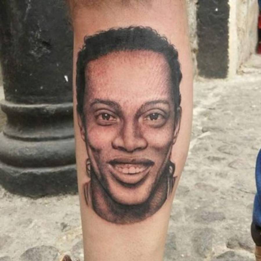 ¡LOCURA! Los estupendos tatuajes dedicados al astro brasileño, Ronaldinho