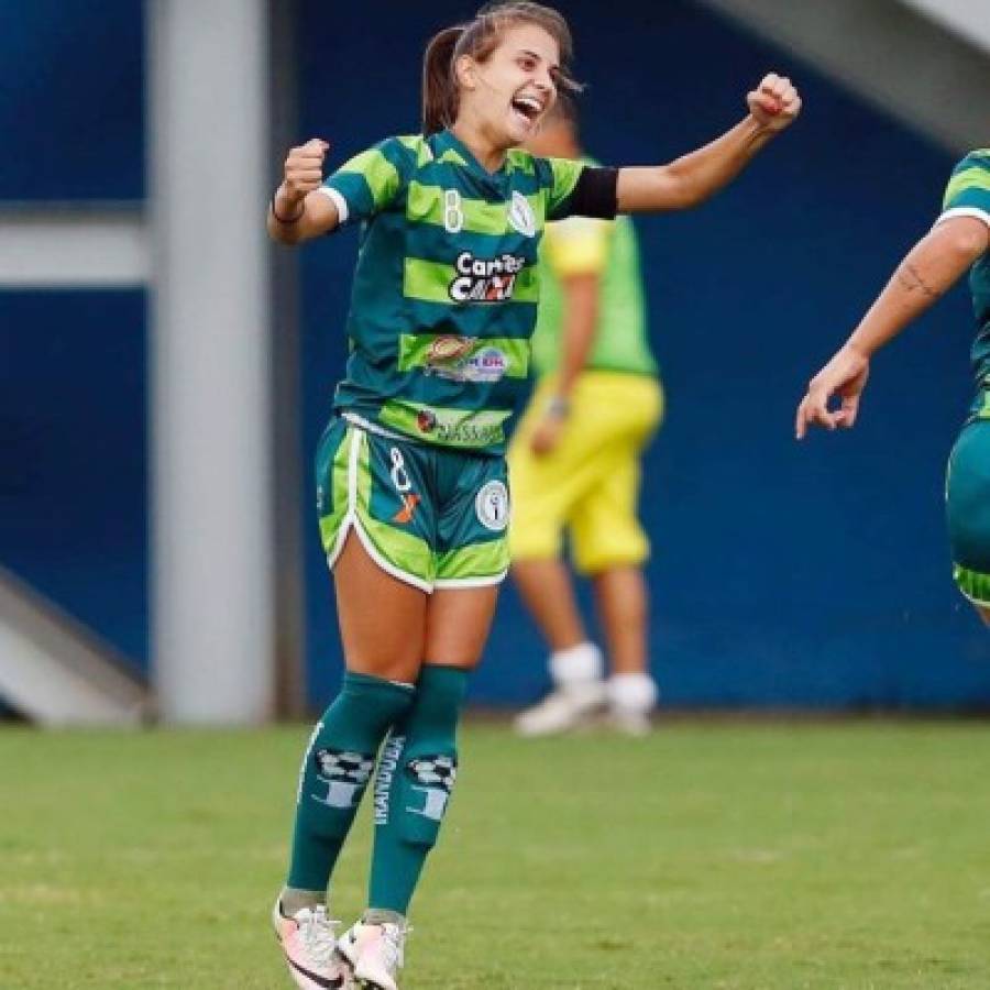 Djenifer Becker, la futbolista perfecta, es una muñeca y brillante en la cancha