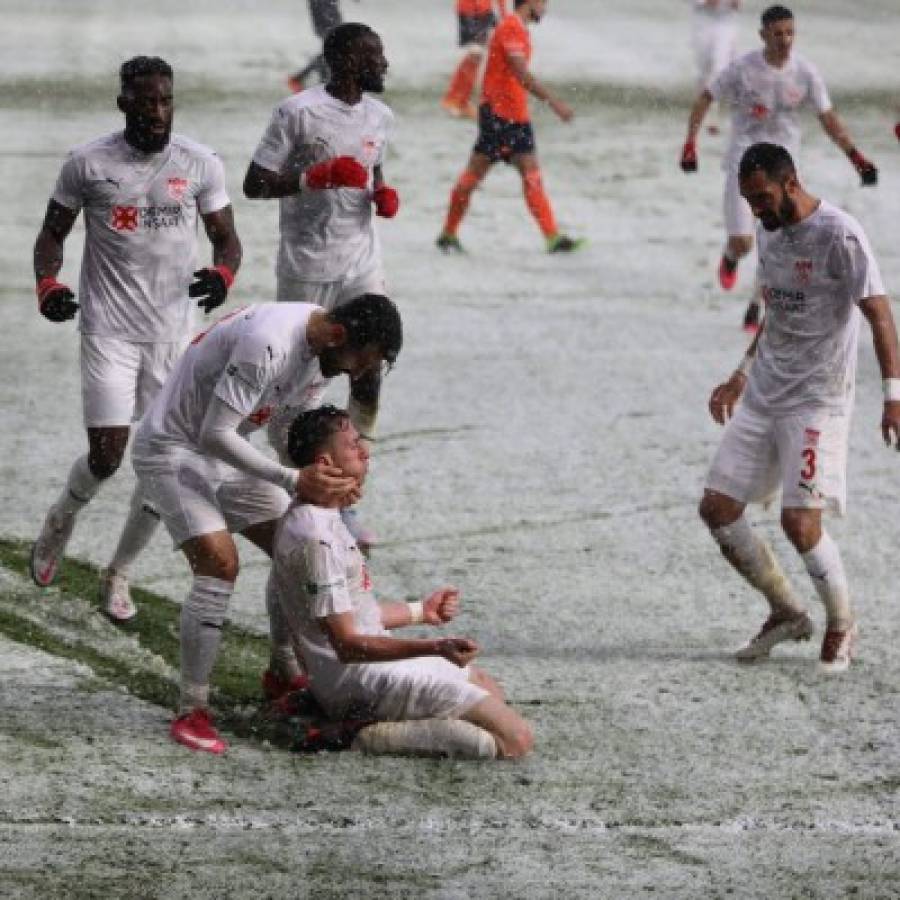 Los jugadores no se distinguían: Así fue el partido que se jugó con una tremenda nevada  