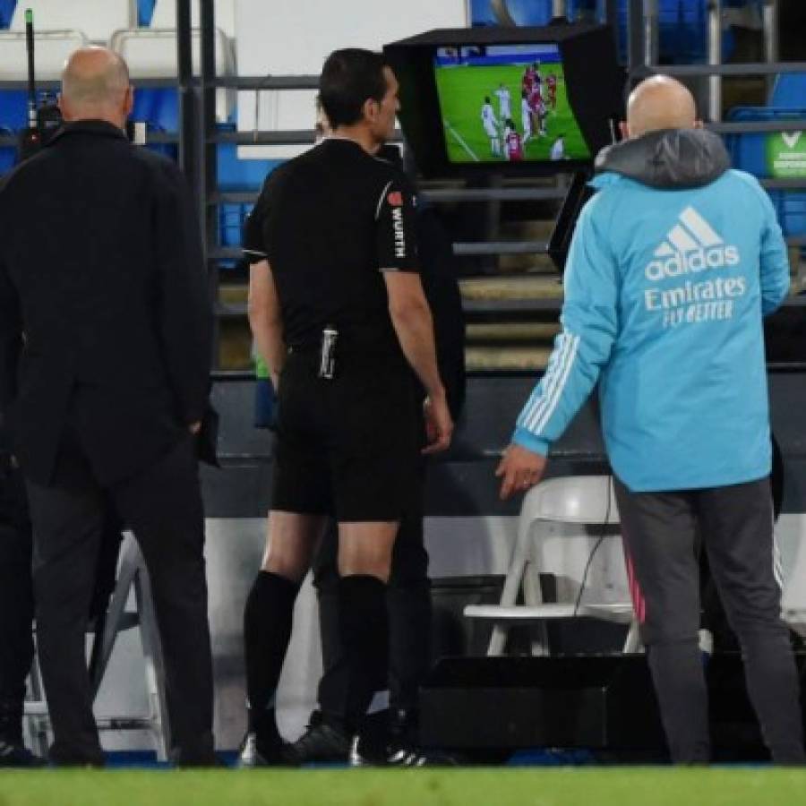 Fotos: Zidane fue a buscar al árbitro y los polémicos penales en el Real Madrid-Sevilla