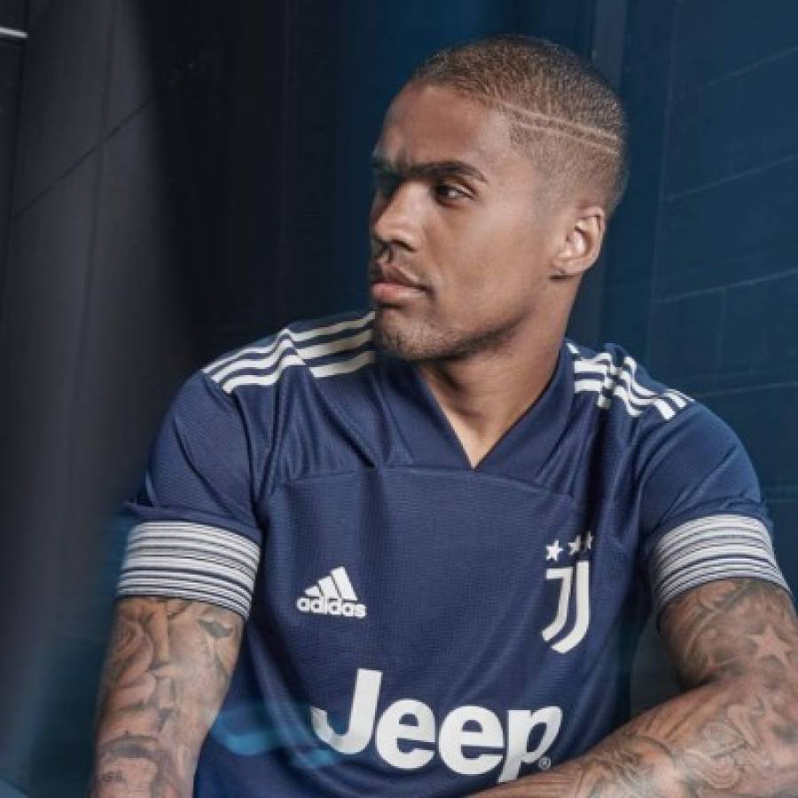 Cristiano Ronaldo presenta la segunda camiseta de la Juventus para la temporada 2020/21  