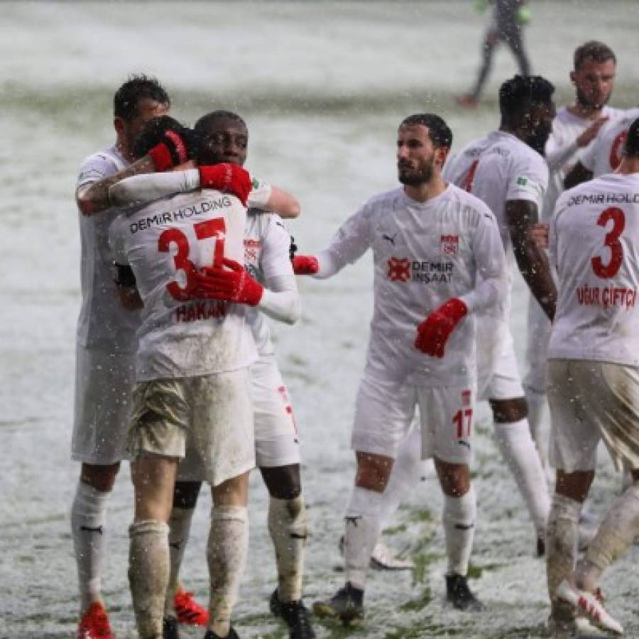 Los jugadores no se distinguían: Así fue el partido que se jugó con una tremenda nevada  