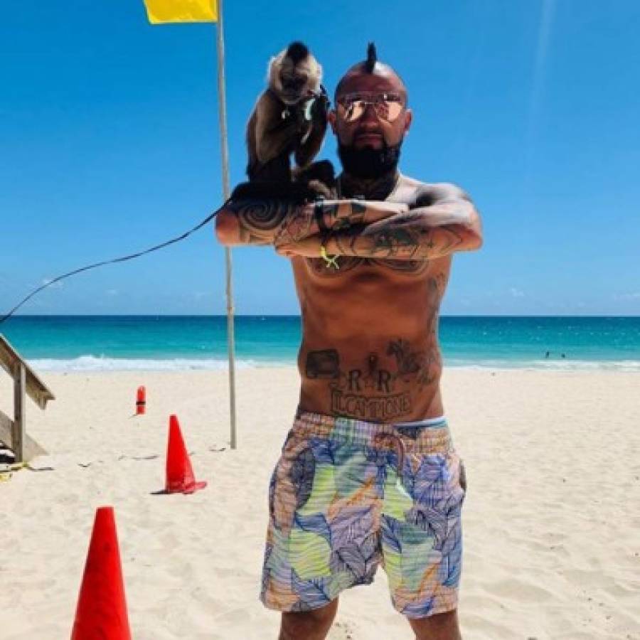 ¡Se olvida del Barça! Las envidiables vacaciones de Vidal con su infartante novia