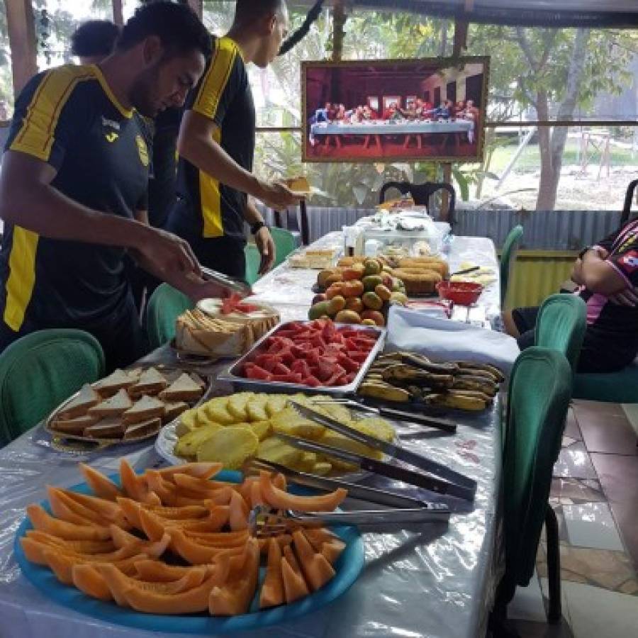 Moliendo caña, comiendo pan y de paseo; así la pasa Real España en Danlí, El Paraíso