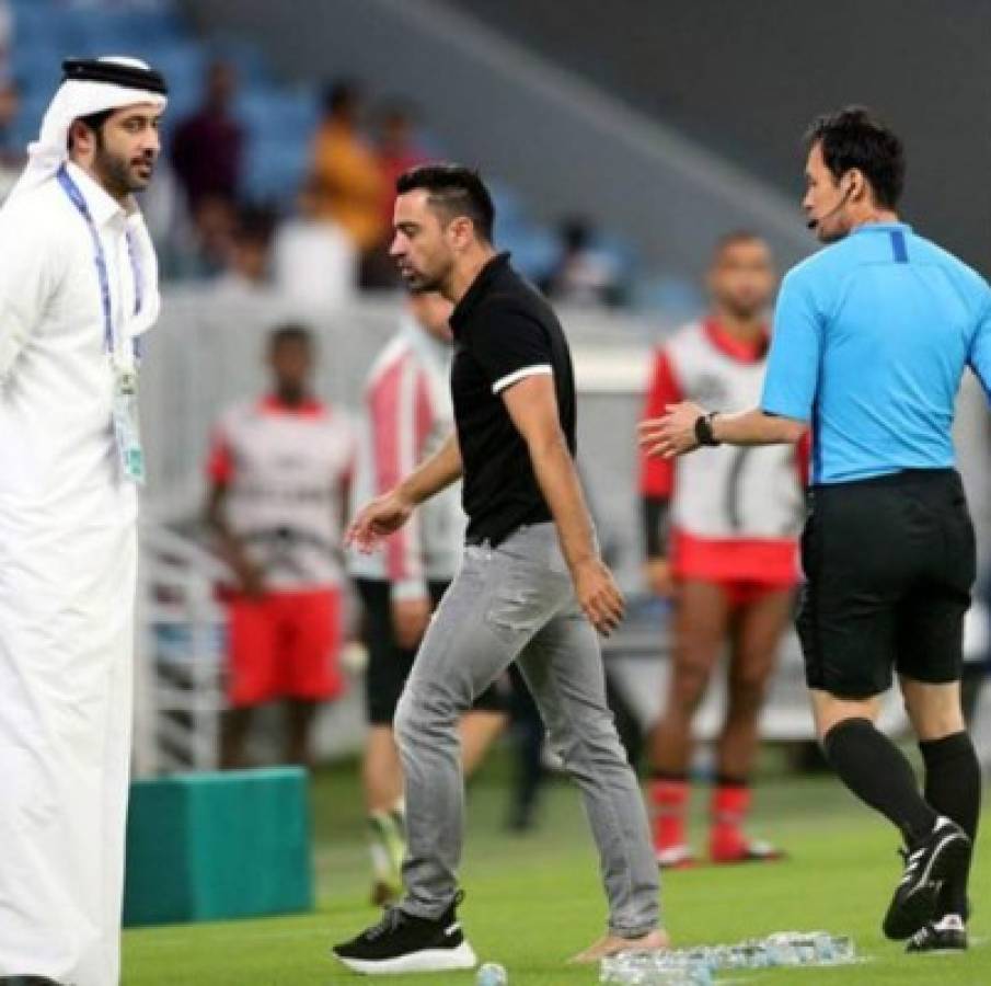 Insultos y patadas: Xavi Hernández explota en su debut oficial como entrenador