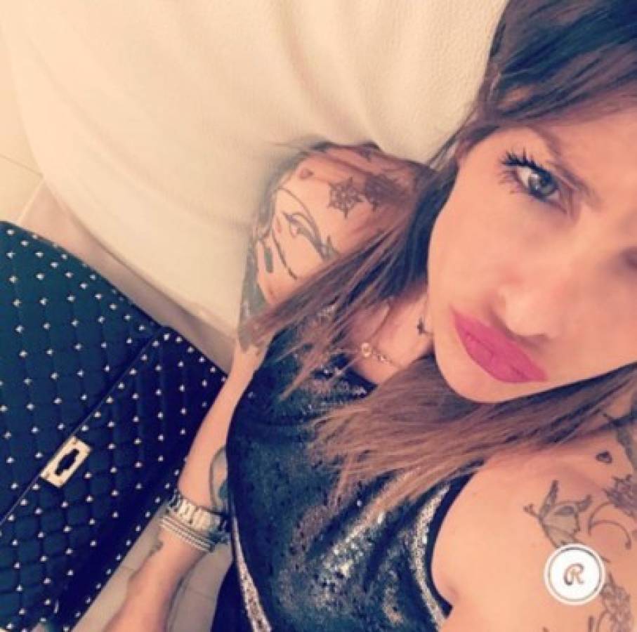 Crack italiano le pide a su hermosa madre que no suba más fotos sensuales en Instagram