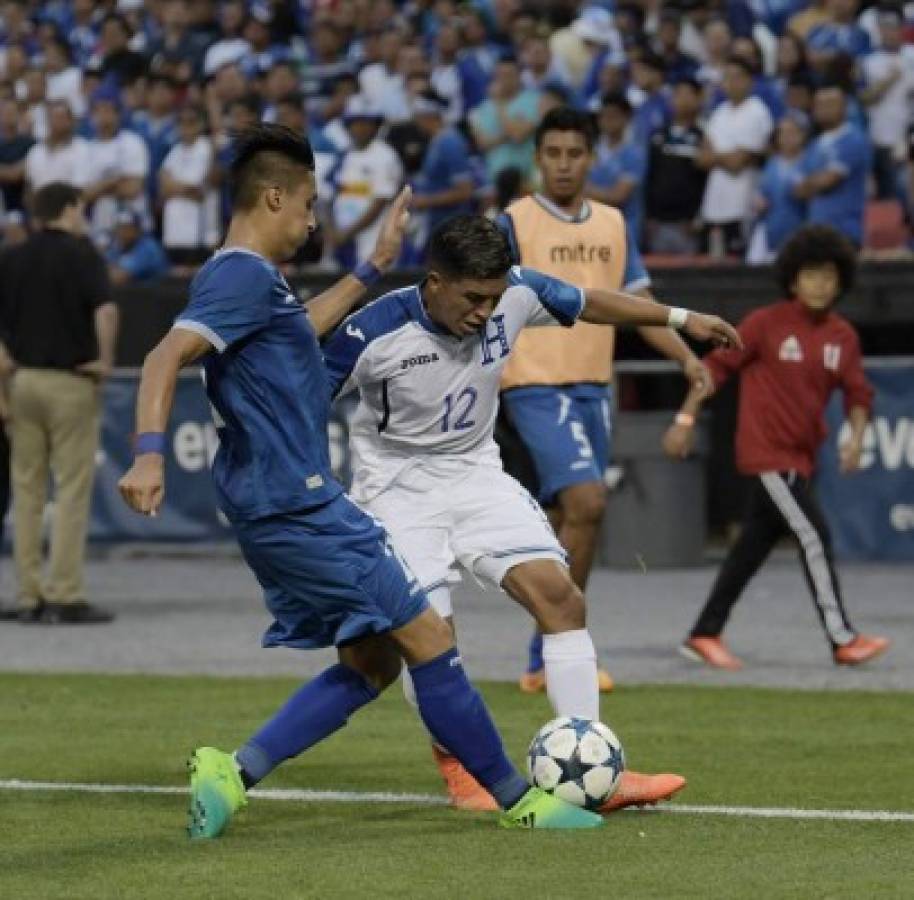 MIA110- WASHINGTON DC (EE.UU.), 27/05/2017.-El jugador de la selección de El Salvador Harold Alas (i) disputa el balón con el jugador de Honduras Michaell Chirinos (d), durante un partido amistoso entre El Salvador y Honduras en el estadio RFK de Washington DC (EE.-UU.) hoy, sábado 27 de Mayo de 2017. EFE/LENIN NOLLY