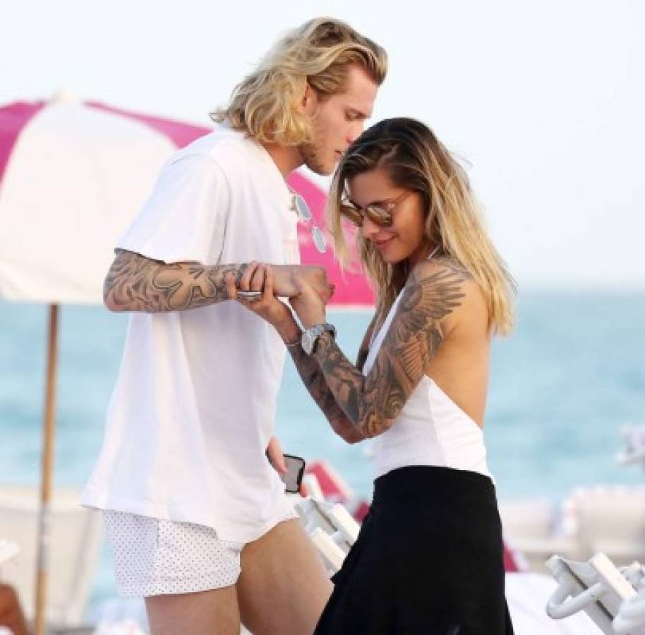 Fotos: Karius planta al Liverpool y se marcha a Grecia con su espectacular novia