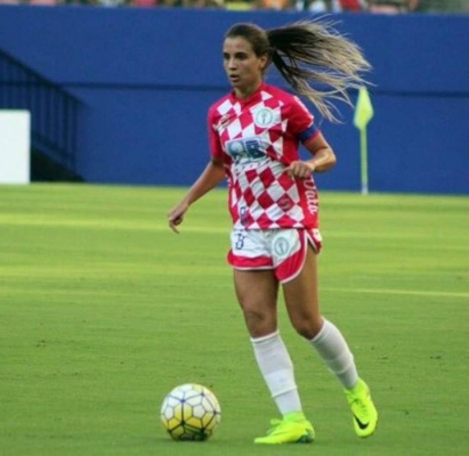 Djenifer Becker, la futbolista perfecta, es una muñeca y brillante en la cancha