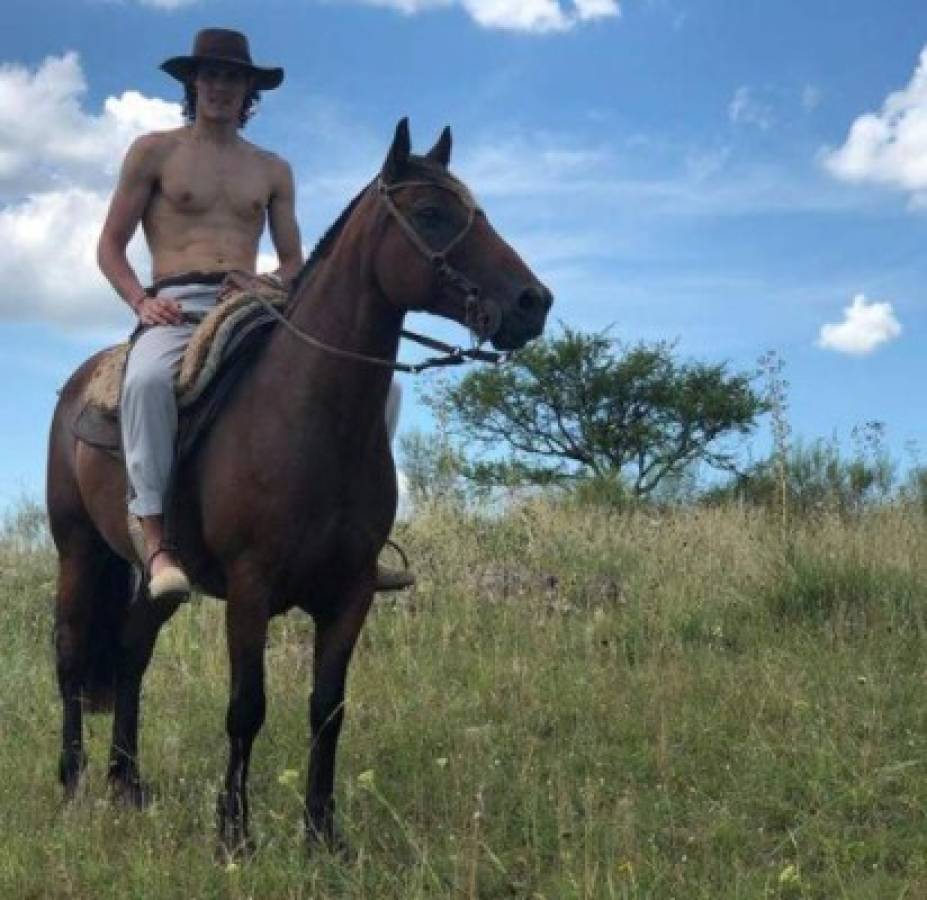 Crueles memes contra Cavani por una fotografía montando a caballo