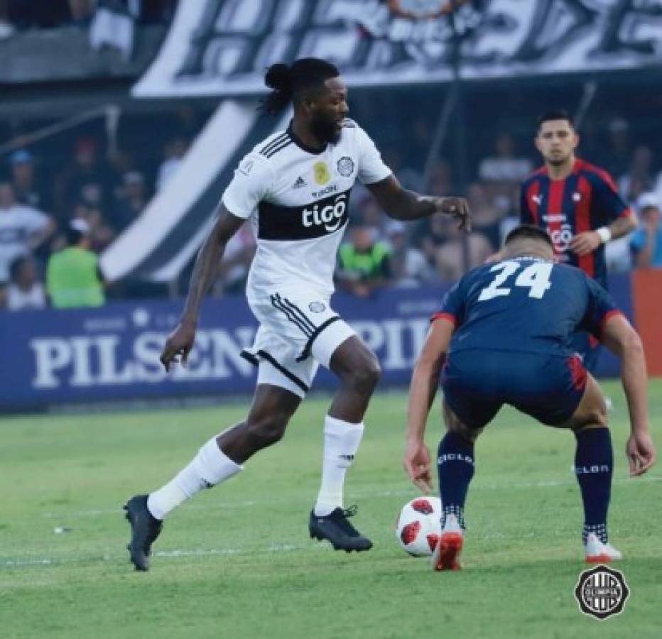 Locura total en Paraguay: Así fue el debut oficial de Adebayor con el Olimpia en un clásico