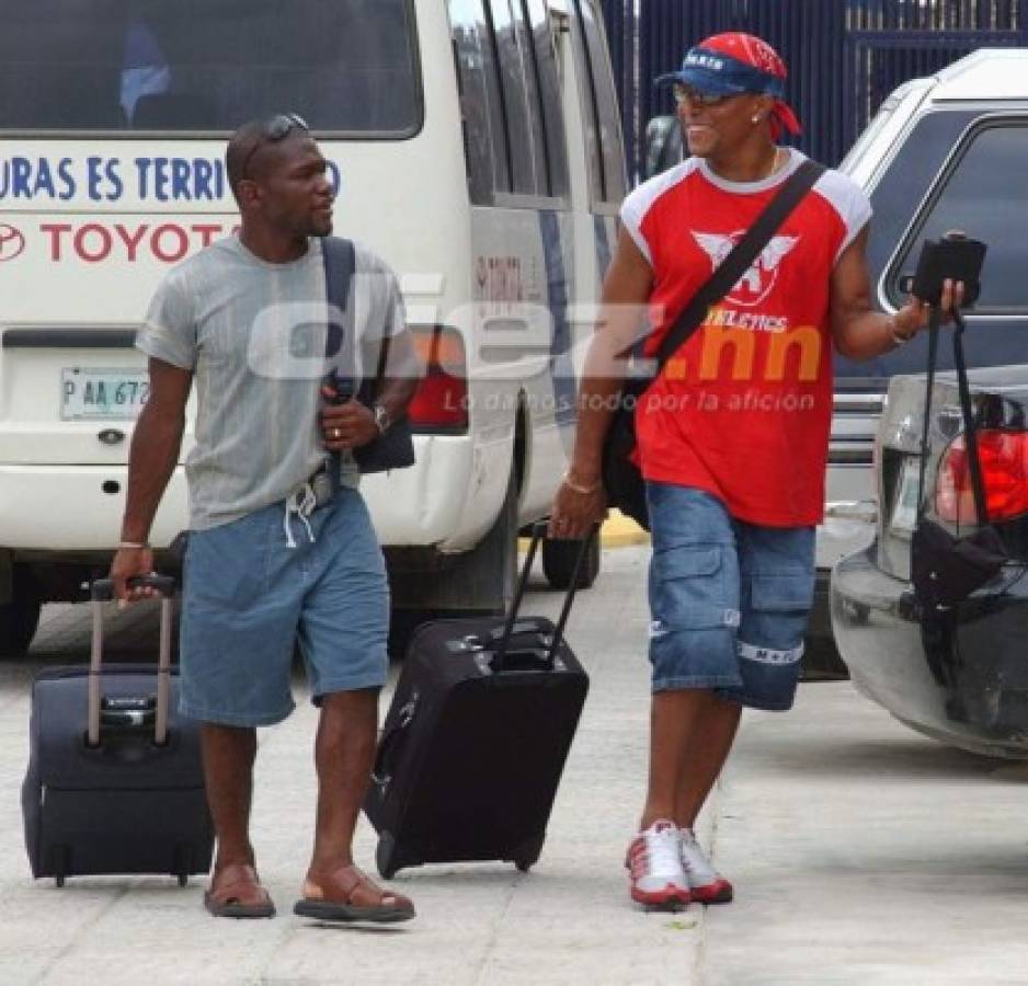 Los celulares, lentes, bolsos y ropa... ¡Así era la moda de los futbolistas hondureños hace una década!
